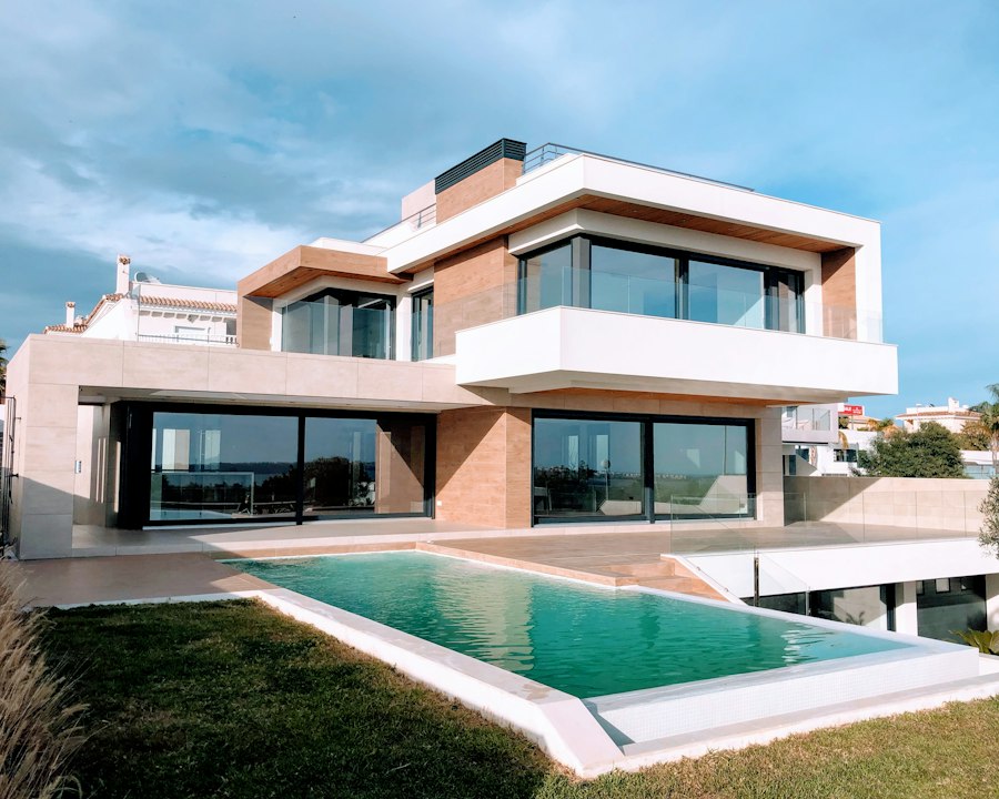 Priya Nair’s project: a contemporary two-storey building with an infinity-edge pool